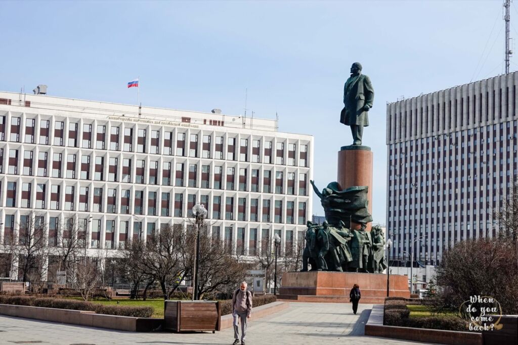 The statue of Leninf with the Ministry of Internal Affairs